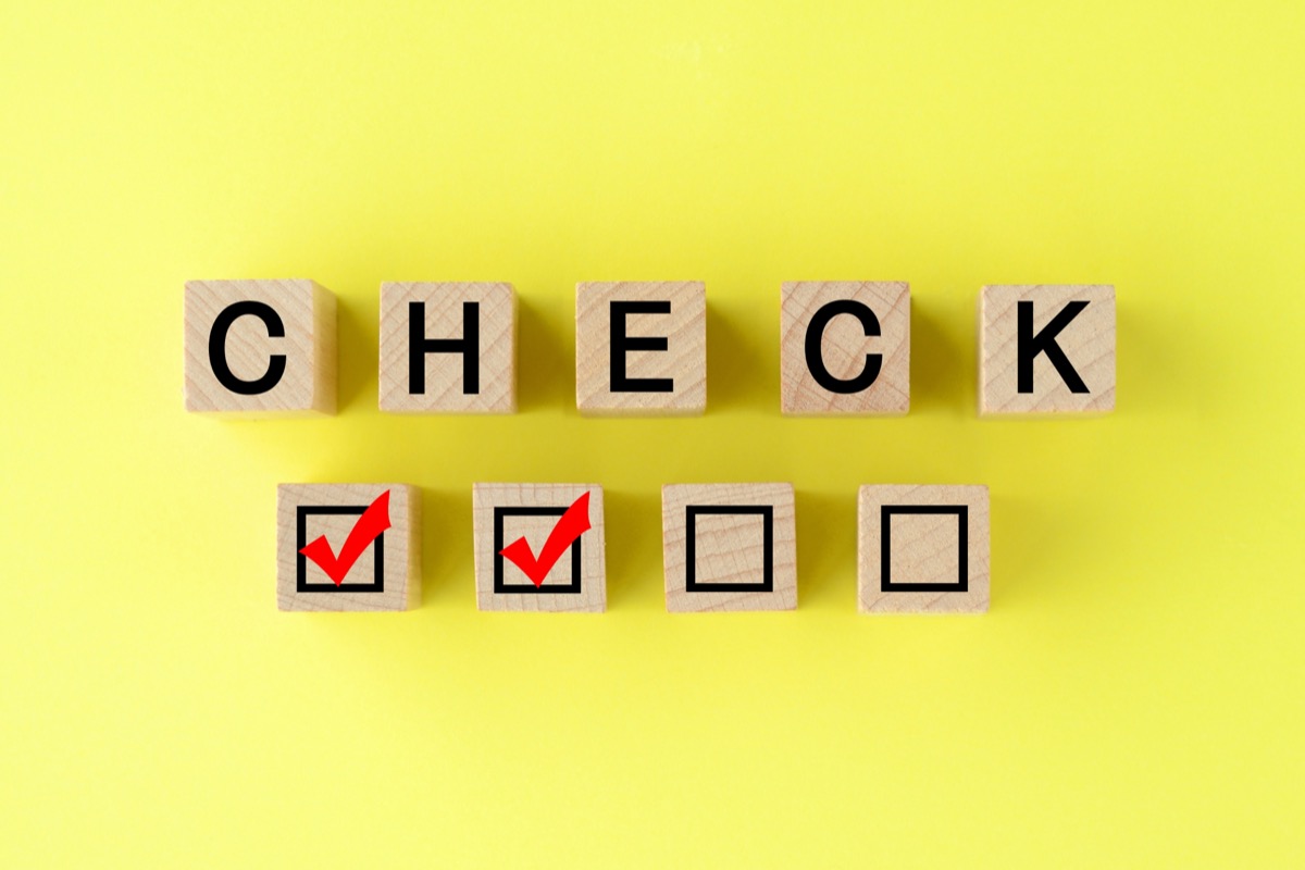 「CHECK」の積み木とチェックボックス。
ChatGPTの答えを自分で確認するイメージ